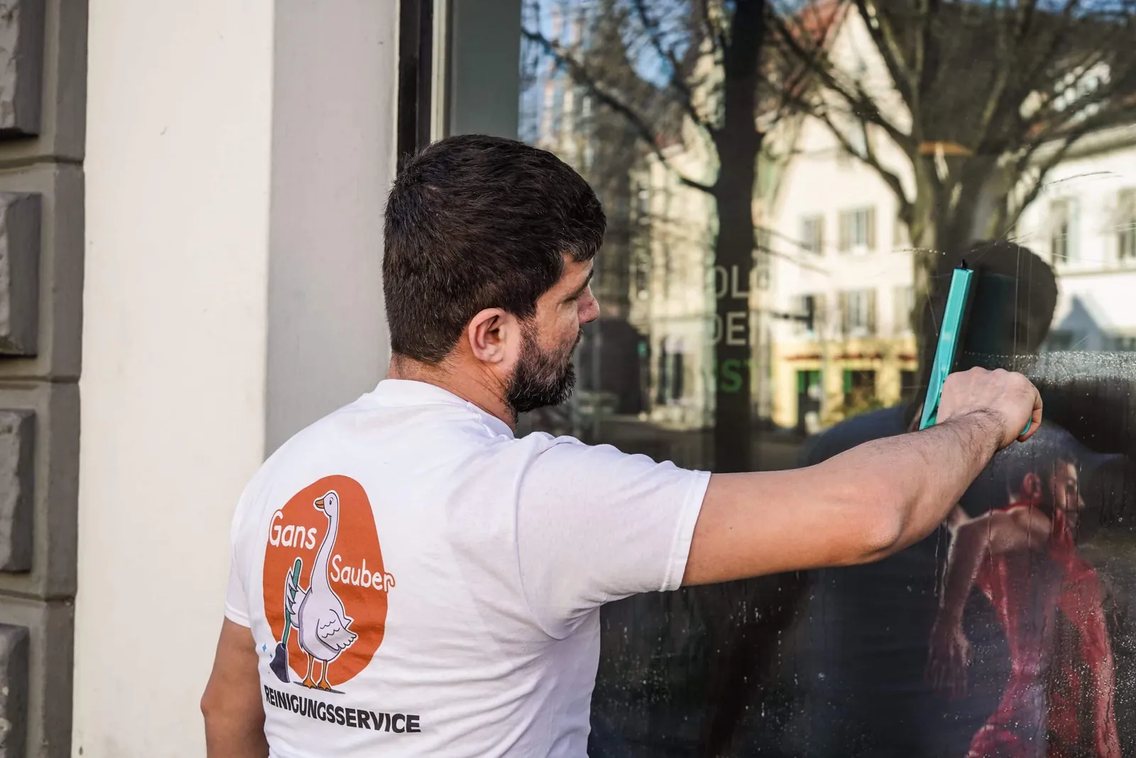 Gans Sauber Mitarbeiter reinigt ein Fenster in der Konstanzer Altstadt