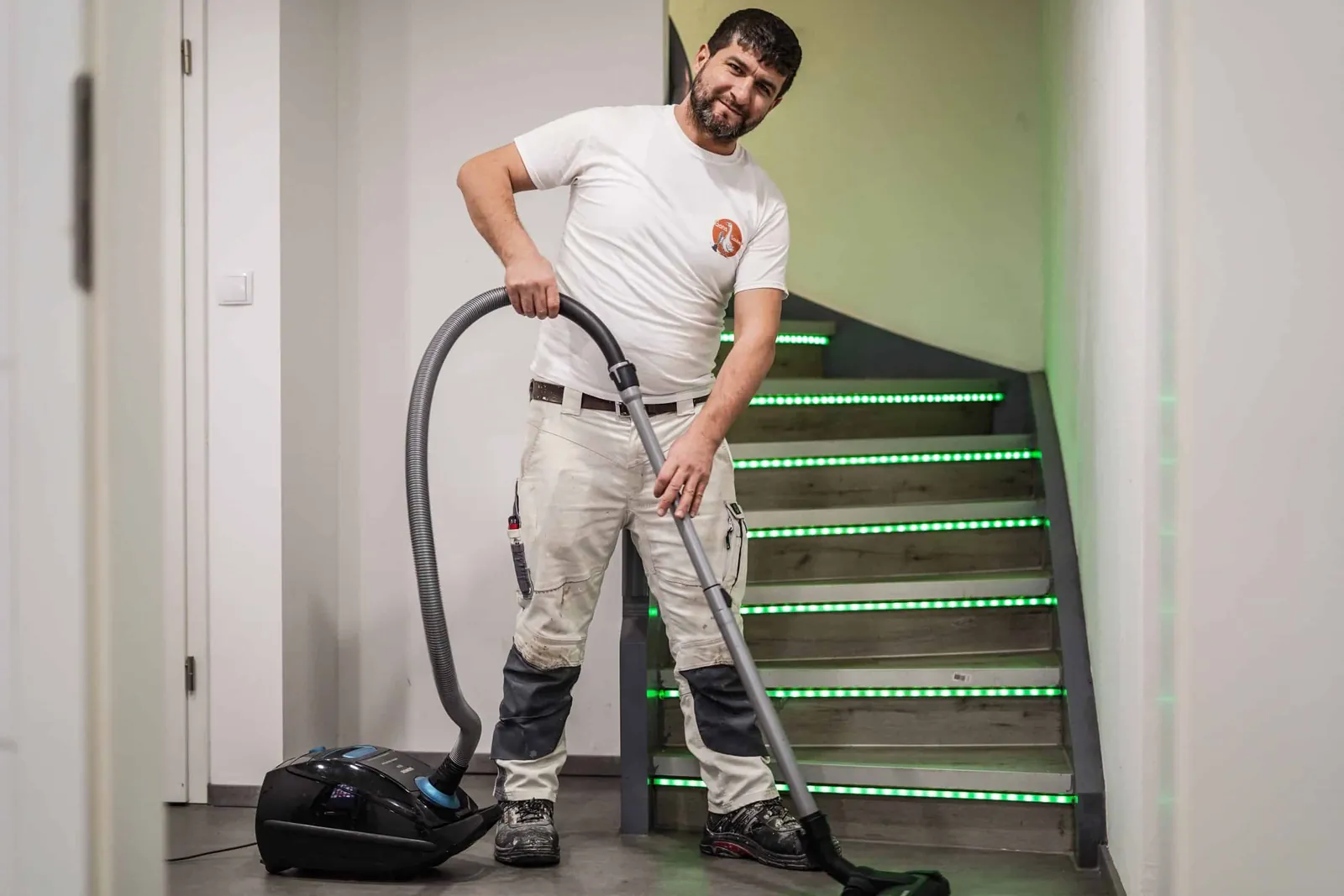 Gans Sauber Mitarbeiter saugt das Treppenhaus bei der Unterhaltsreinigung in Konstanz