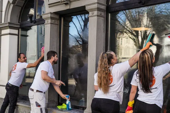 Gans Sauber Team bei der Schaufensterreinigung in Konstanz